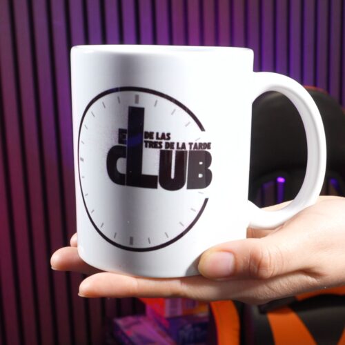 Taza blanca con dibujos en negro. El dibujo es un reloj en el que las manecillas del reloj son una "L" de El Club de las Tres de la Tarde
